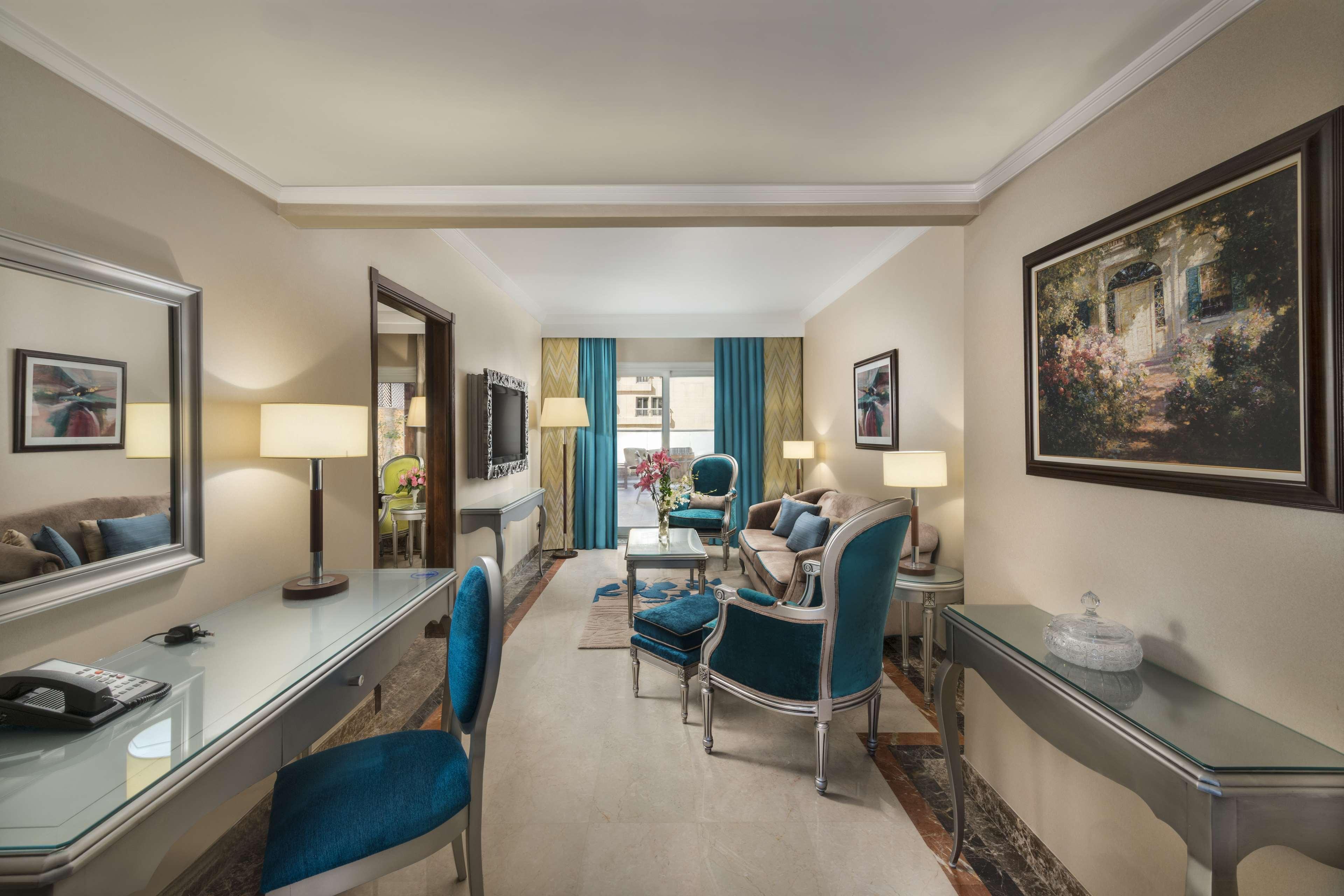 Hilton Alexandria Corniche Hotel Buitenkant foto Suite