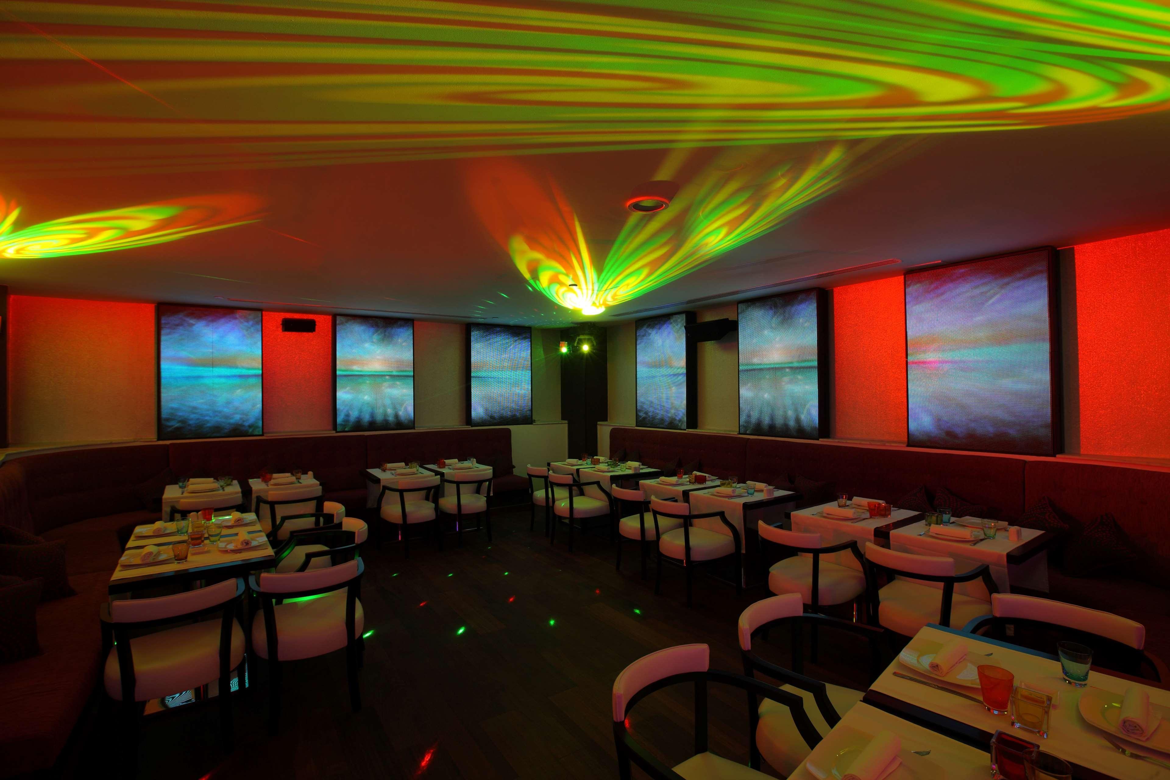 Hilton Alexandria Corniche Hotel Buitenkant foto Laser light show at a restaurant