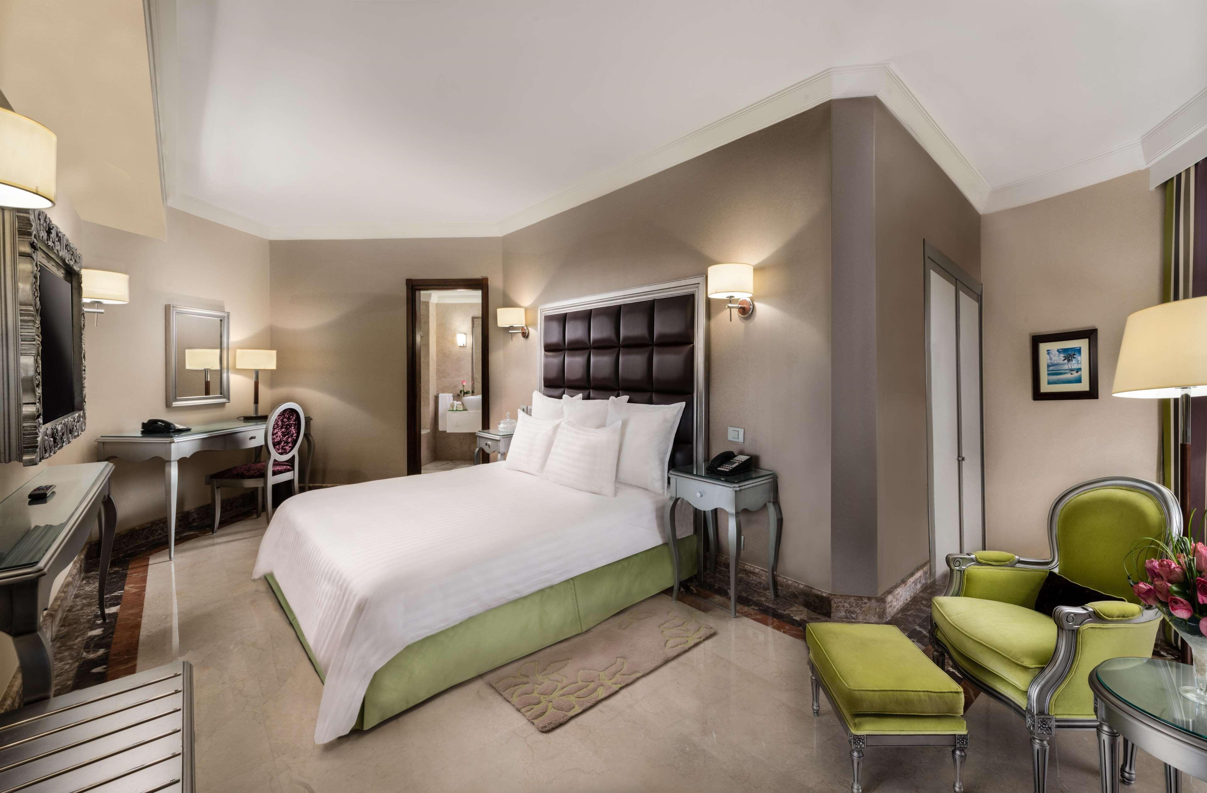 Hilton Alexandria Corniche Hotel Buitenkant foto A room at the hotel