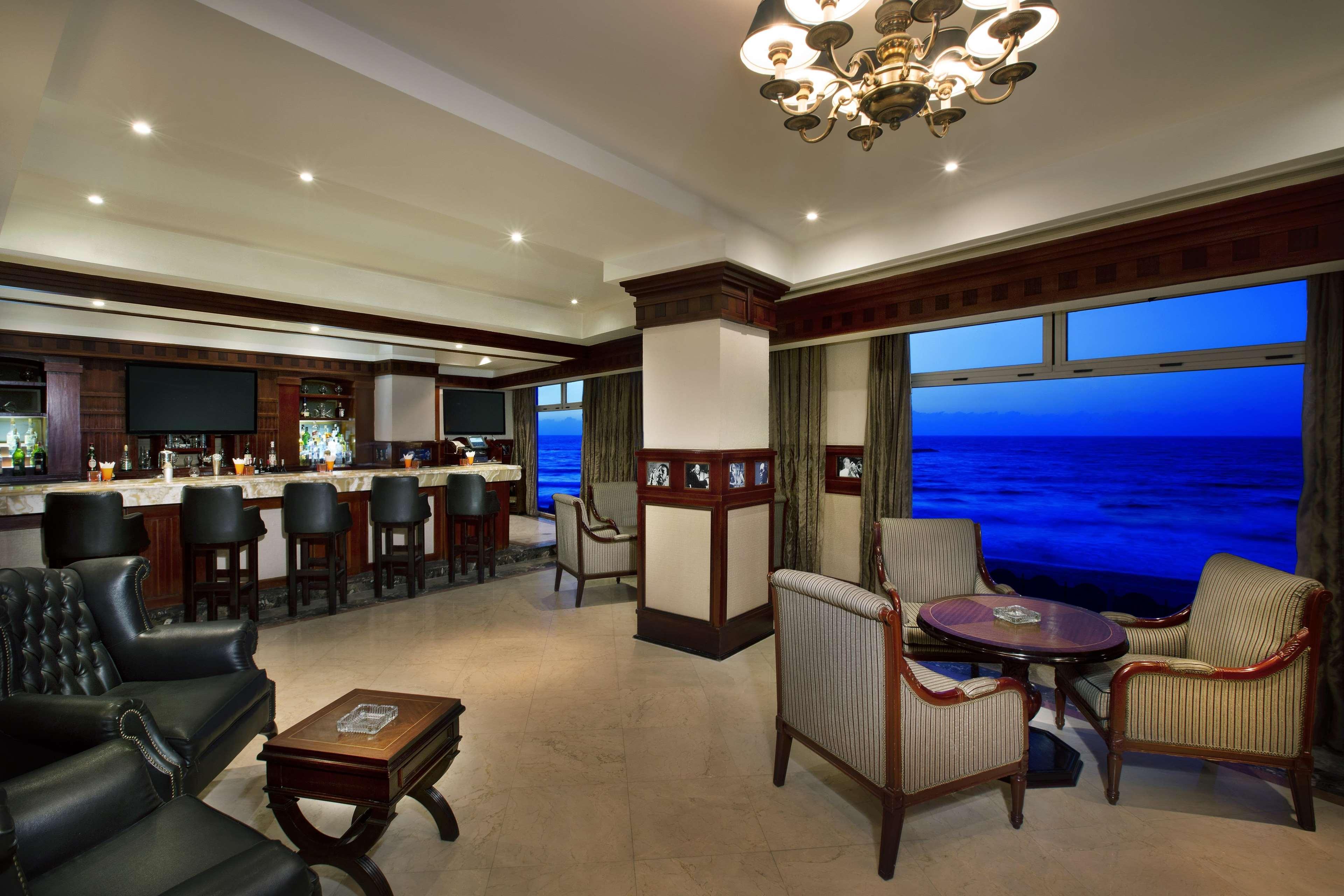 Hilton Alexandria Corniche Hotel Buitenkant foto The Club Lounge at the airport