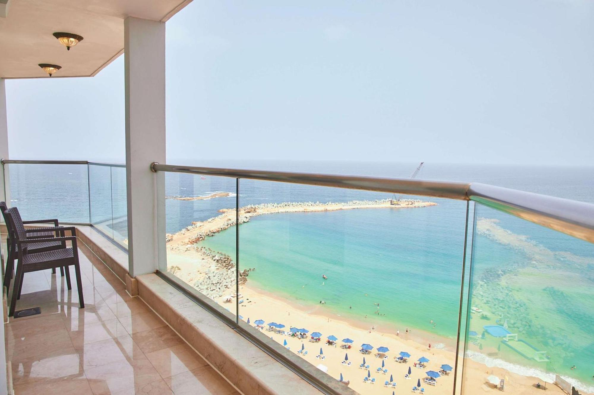 Hilton Alexandria Corniche Hotel Buitenkant foto View of the beach from the balcony of a suite