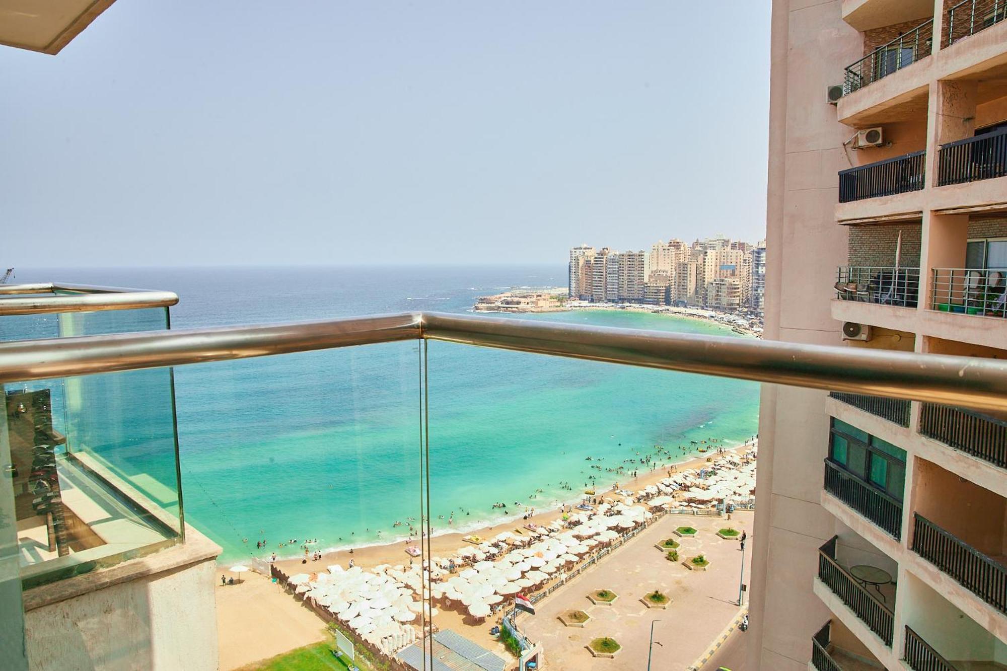 Hilton Alexandria Corniche Hotel Buitenkant foto View of the Mediterranean from the balcony of a residential building in Alexandria, Egypt