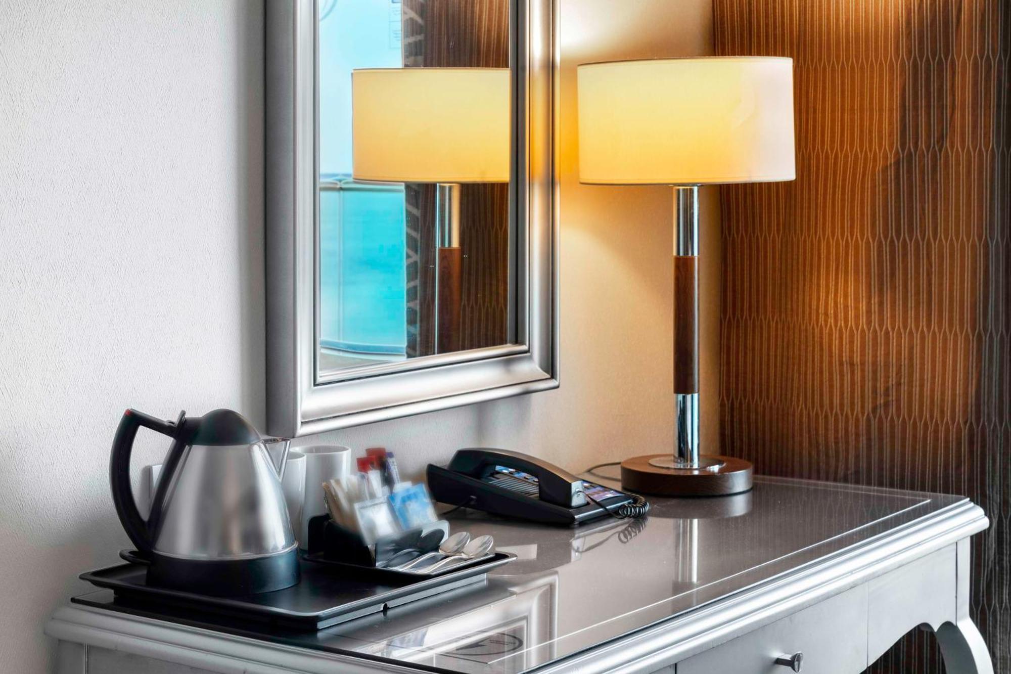 Hilton Alexandria Corniche Hotel Buitenkant foto A kettle in a hotel room
