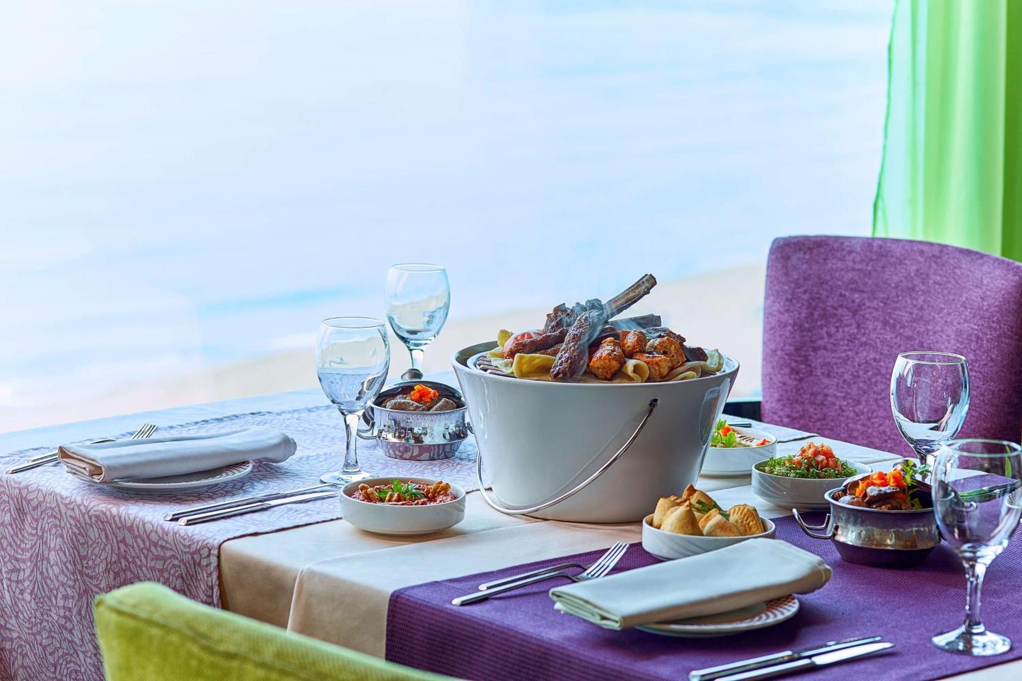 Hilton Alexandria Corniche Hotel Buitenkant foto A table set for dinner