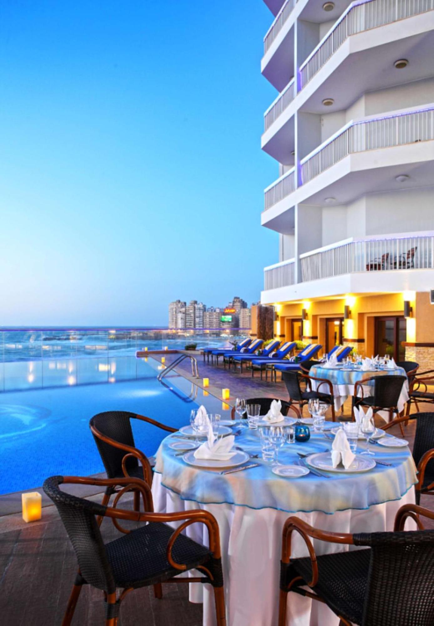 Hilton Alexandria Corniche Hotel Buitenkant foto The pool at the Hilton Alexandria