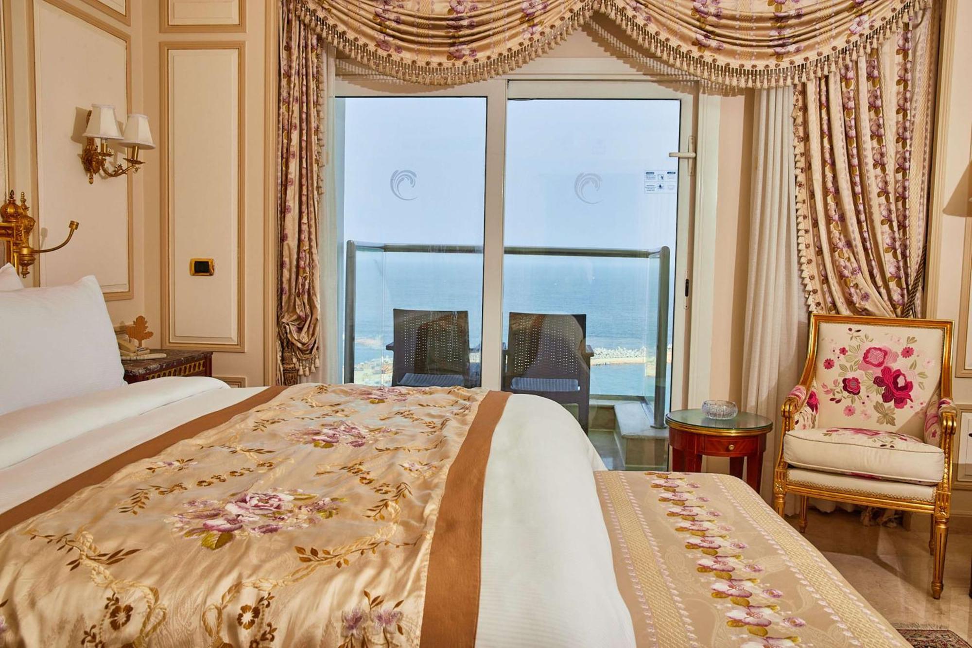 Hilton Alexandria Corniche Hotel Buitenkant foto A bedroom in the hotel