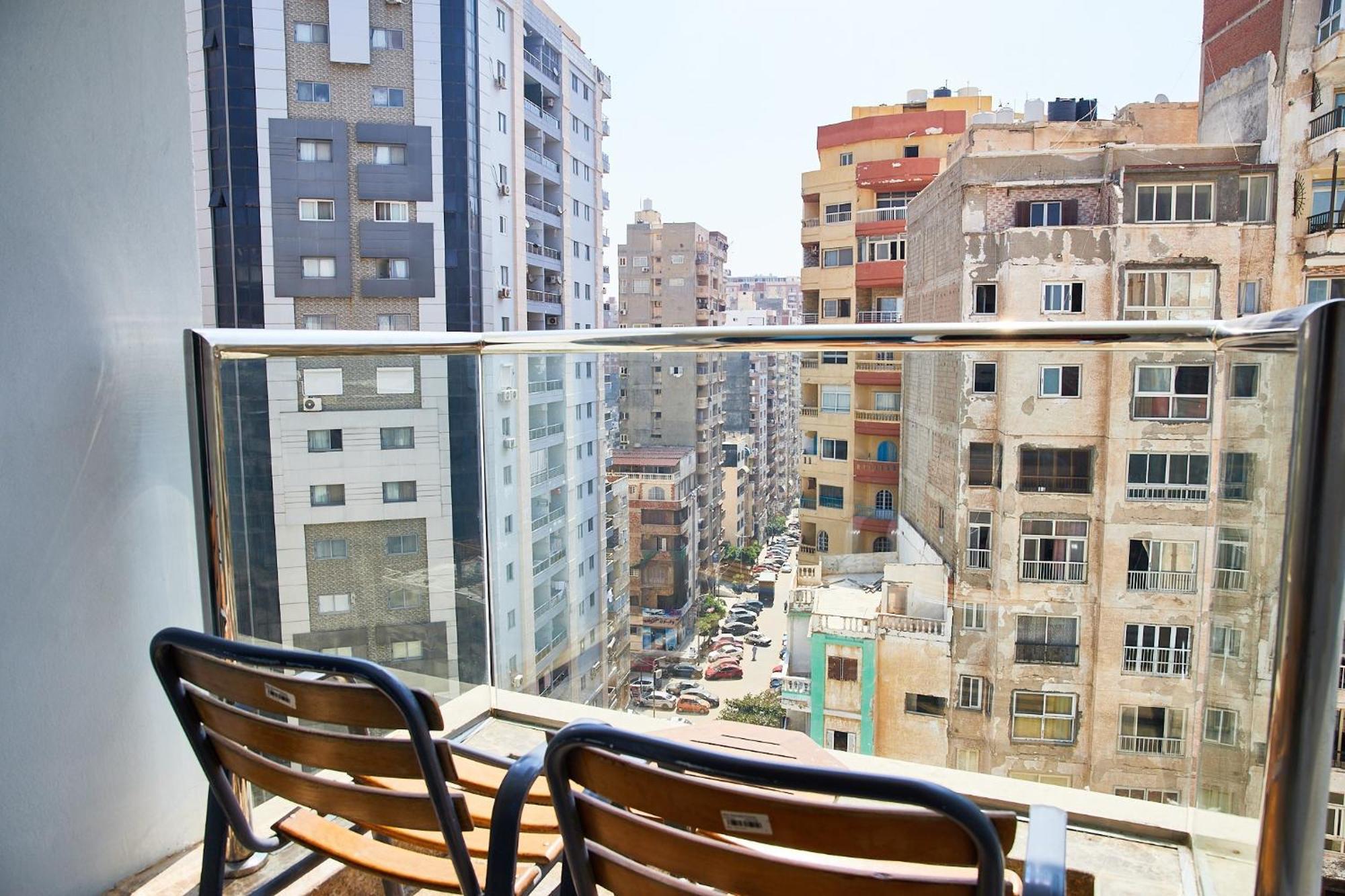 Hilton Alexandria Corniche Hotel Buitenkant foto A balcony in Cairo, Egypt