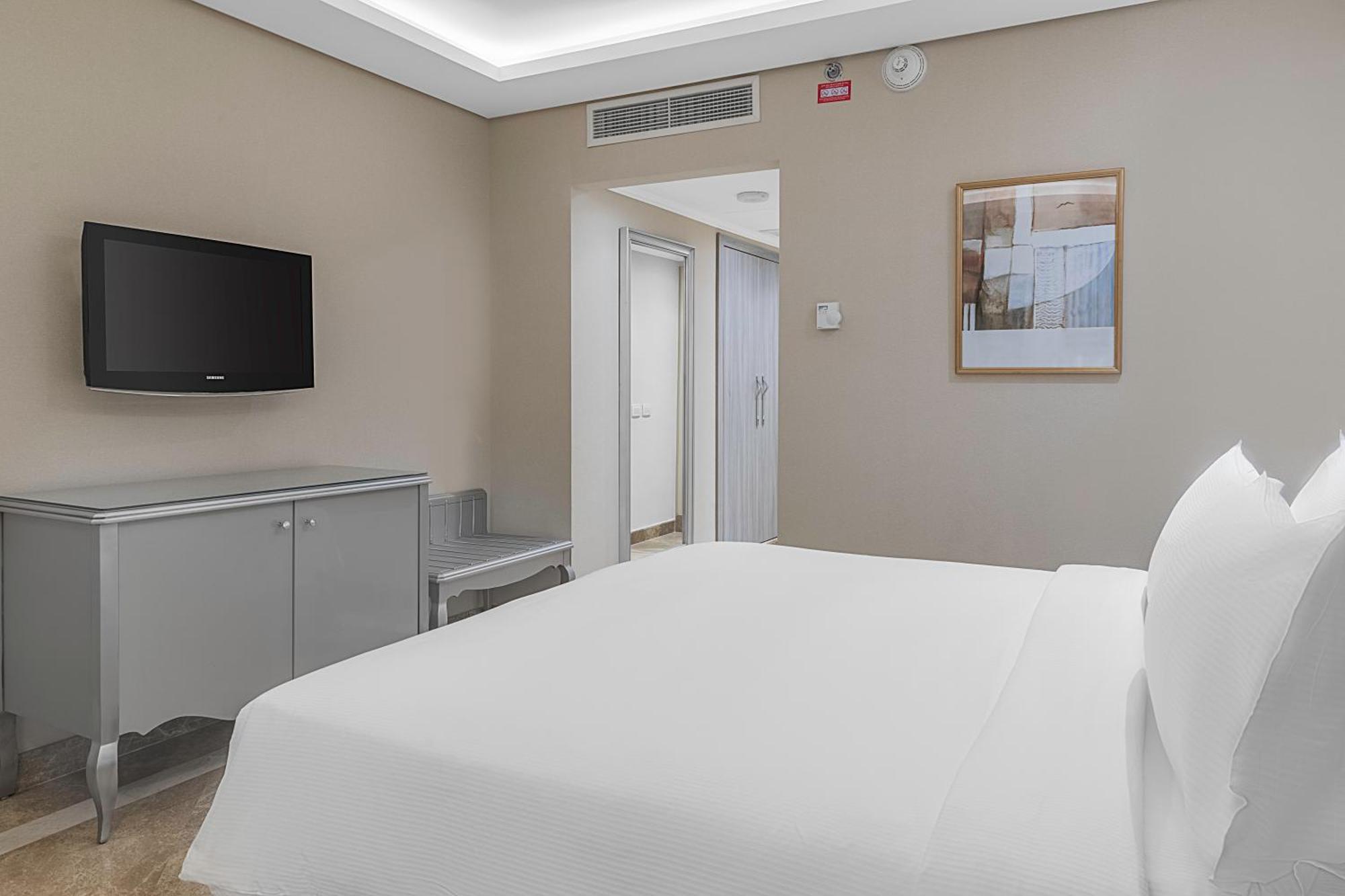 Hilton Alexandria Corniche Hotel Buitenkant foto A room at the hotel